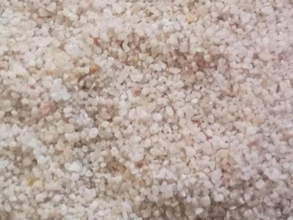 一平方人造草坪使用25公斤石英砂